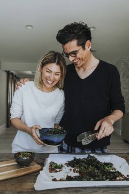 Bir vegan yemek hazırlama çift
