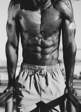 Gönderme yapan erkek ups çubukları üzerinde