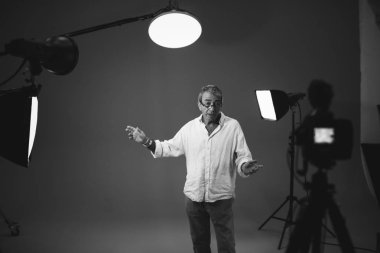 Bir seçmede kamera önünde oyuncu.