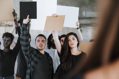 Kızgın aktivistler bir şehirde protesto