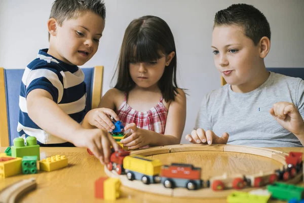 Syskon Som Leker Med Block Tåg Och Bilar — Stockfoto