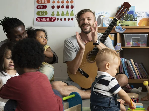 Kindergartenkinder Spielen Klassenzimmer Mit Musikinstrumenten — Stockfoto