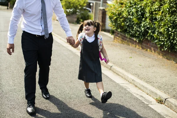 Pai Caminhando Sua Filha Para Escola — Fotografia de Stock