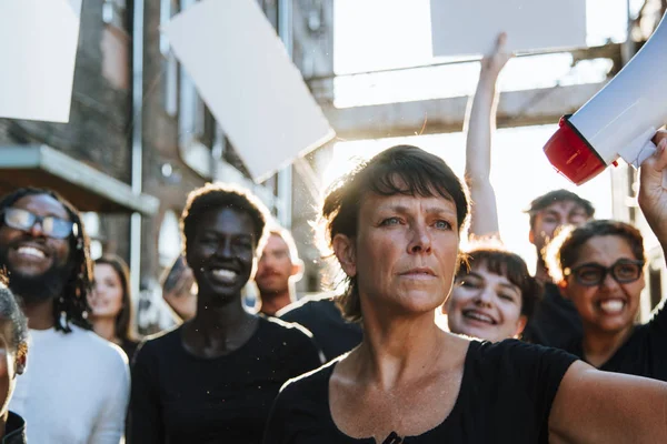 Féministe Avec Mégaphone Lors Une Manifestation — Photo