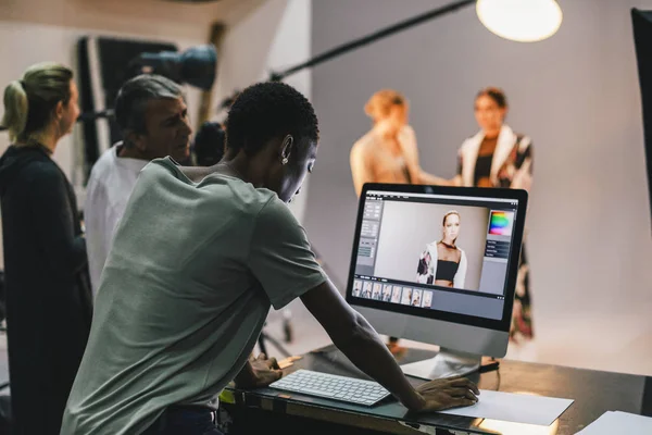 Art Director Überprüft Die Fotos Auf Einem Monitor — Stockfoto