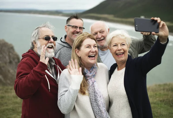 Groupe Personnes Âgées Heureuses Prenant Selfie — Photo
