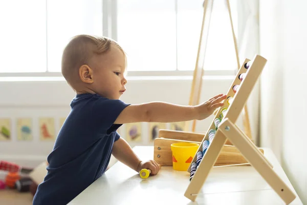 Küçük Çocuk Uygulama Sayma Için Abacus Oynuyor — Stok fotoğraf