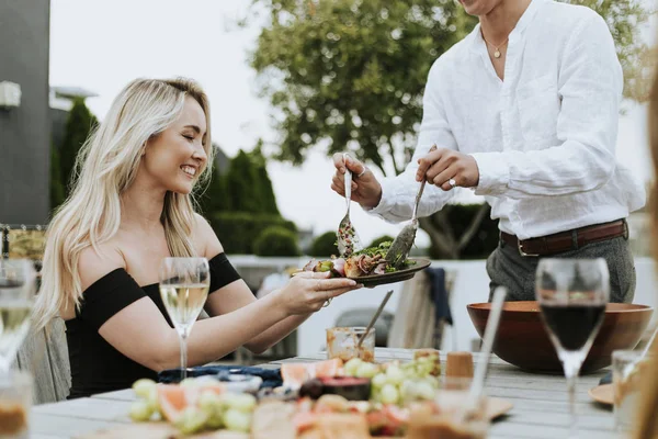 Uomo Che Serve Sua Insalata Amici Una Festa Sul Tetto — Foto Stock