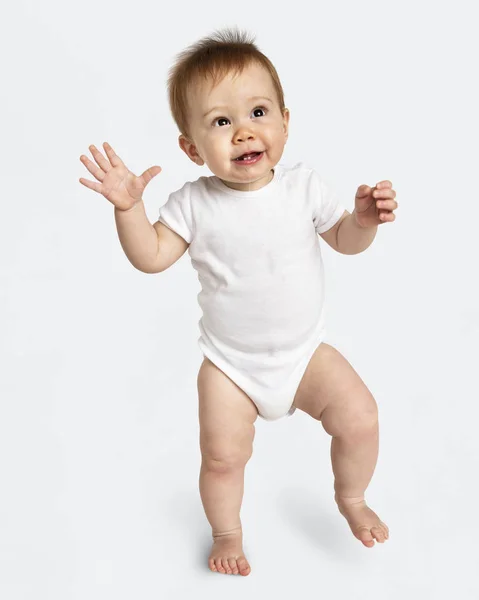 Bebê Menina Dando Seus Primeiros Passos — Fotografia de Stock