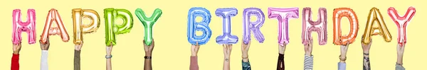 Mãos Segurando Palavra Feliz Aniversário Letras Balão — Fotografia de Stock