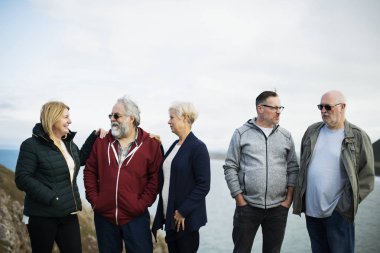 Mutlu üst düzey insanlar birlikte zevk