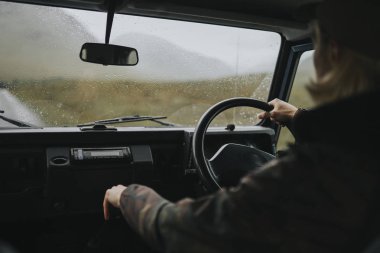 Adam eski bir Suv dağlık bölgelerde sürüş