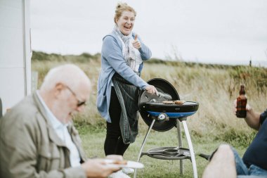 Yaşlı kadın lezzetli et ızgara