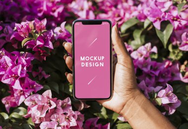 Mockup telefon bir pembe begonviller tutan kadın