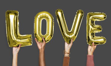 Aşk balonlar kelime gösteren eller