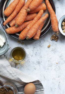 Havuç kek malzemeler bir tablo