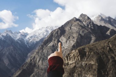 Dağlar gösteren bir kadınsı el