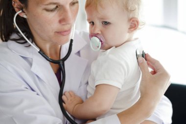 Bebek bir check-up için doktor ziyaret
