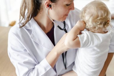 Bebek bir check-up için doktor ziyaret