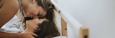Lezbiyen çift sabah öpüşme