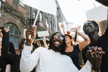 Bir gösteride kendinden geçmiş protestocular
