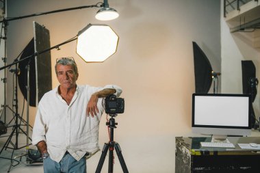 Bir kamera ve bir tripod ile Yönetmen