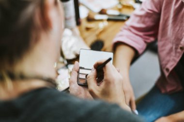 Makyaj paleti tutan makyaj sanatçısı