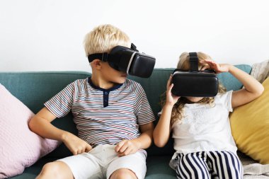 VR gözlüklerinde film izlerken küçük çocuklar