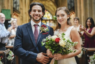 Yeni evli çift koridorda yürüyor.