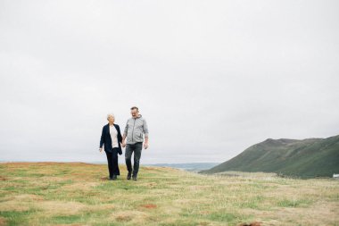 Üst düzey çift elele yürürken