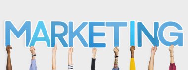 Kelime pazarlama oluşturan mavi mektupları holding eller