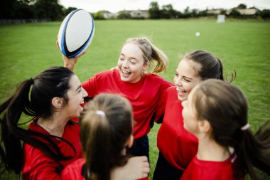 Neşeli genç rugby oyuncuları sahada