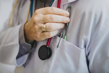 Kalemini için ulaşan doktor