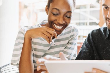 İş arkadaşları çalışmalarını tablette tartışıyor