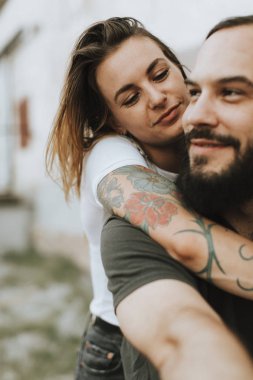 Kız arkadaşı onu bisikletçi erkek arkadaşı sarılma