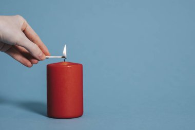 Kadın kırmızı bir mum ışığı