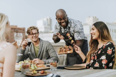 Izgara vegan barbekü şişler hizmet neşeli şef