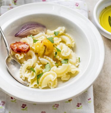 Taze makarna maydanoz ile terbiyeli