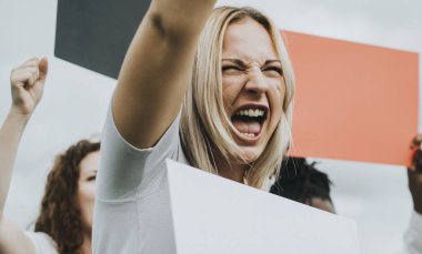 Grup kızgın kadın eylemciler protesto ediyor
