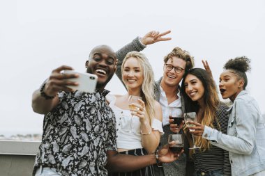 Bir selfie bir çatı partide alarak arkadaşlarından farklı grup