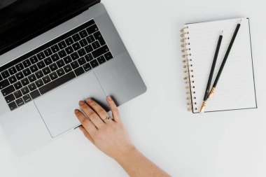 Kadın blogger bir dizüstü bilgisayar kullanarak