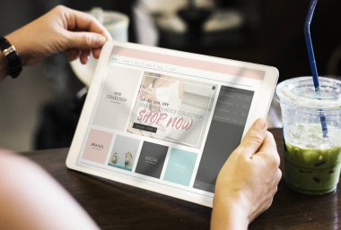 Kadın alışveriş bir kafede online