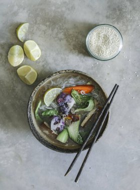 Vegan şehriye çorbası ile tofu gıda fotoğraf tarifi fikir