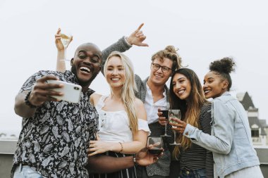 Bir selfie bir çatı partide alarak arkadaşlarından farklı grup