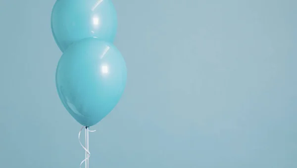 两个漂浮的蓝色彩绘气球 — 图库照片