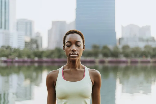 Senhora Negra Fazendo Uma Meditação Parque — Fotografia de Stock