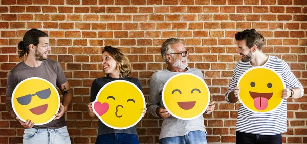 Pessoas Felizes Segurando Emoticons Positivos — Fotografia de Stock