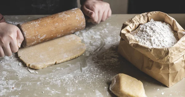 Baker Förbereder Degen Med Brödkavel — Stockfoto