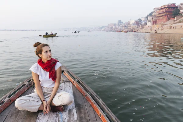 Mujer Occidental Barco Explorando Río Ganges —  Fotos de Stock