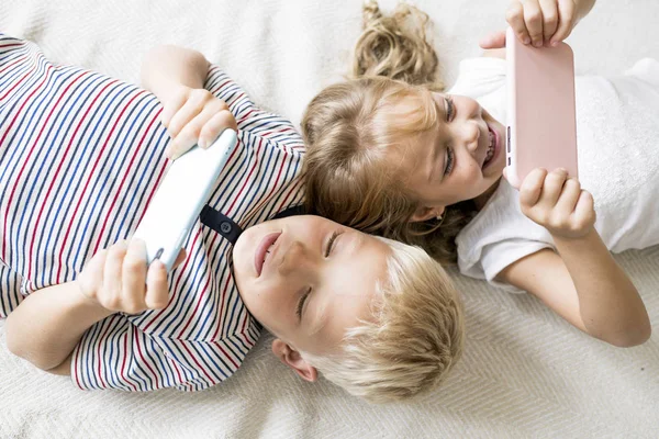 Kids Lying Bed Playing Games Phones — Stock Photo, Image